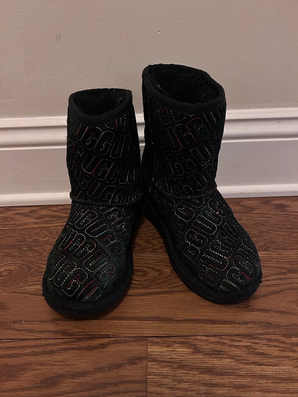 Ugg Girls Size 1 Classic II Black Graphic Stitch Sheepskin Suede Boots